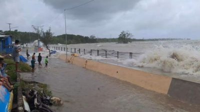 Banjir rob berpotensi melanda sejumlah wilayah pesisir di Pulau Lombok dan Sumbawa, menurut peringatan yang dikeluarkan oleh Badan Meteorologi, Klimatologi, dan Geofisika (BMKG). Fenomena ini diprediksi terjadi pada 5–16 Juli 2025 dan menjadi perhatian serius bagi masyarakat di Nusa Tenggara Barat (NTB) karena risiko tinggi yang ditimbulkannya.