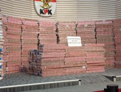 Rp 300 Miliar Dipamerkan KPK: Uang Sitaan Diambil dari Rekening Penampungan, Sore Hari Langsung Dikembalikan — Ini Penjelasan Lengkapnya