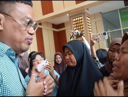 Tangis Ibu Penjarah Rumah Uya Kuya: “Maaf Pak, Anak Saya 3 Bulan Menghilang”